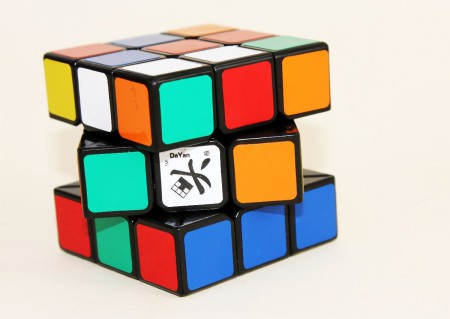 Matemático resuelve un cubo mágico mientras hace malabares