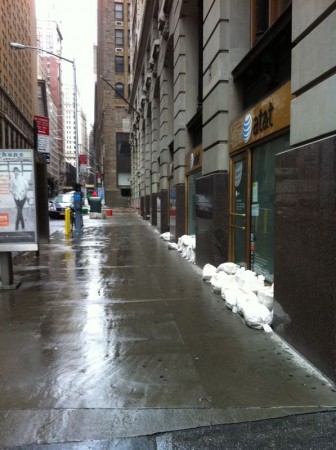 Sacos de arena frente a las fachadas de cristal de negocios en las calles de Manhattan. Foto: Carlos Rodríguez 