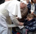  El Papa se salta el protocolo para firmarle la escayola a una joven